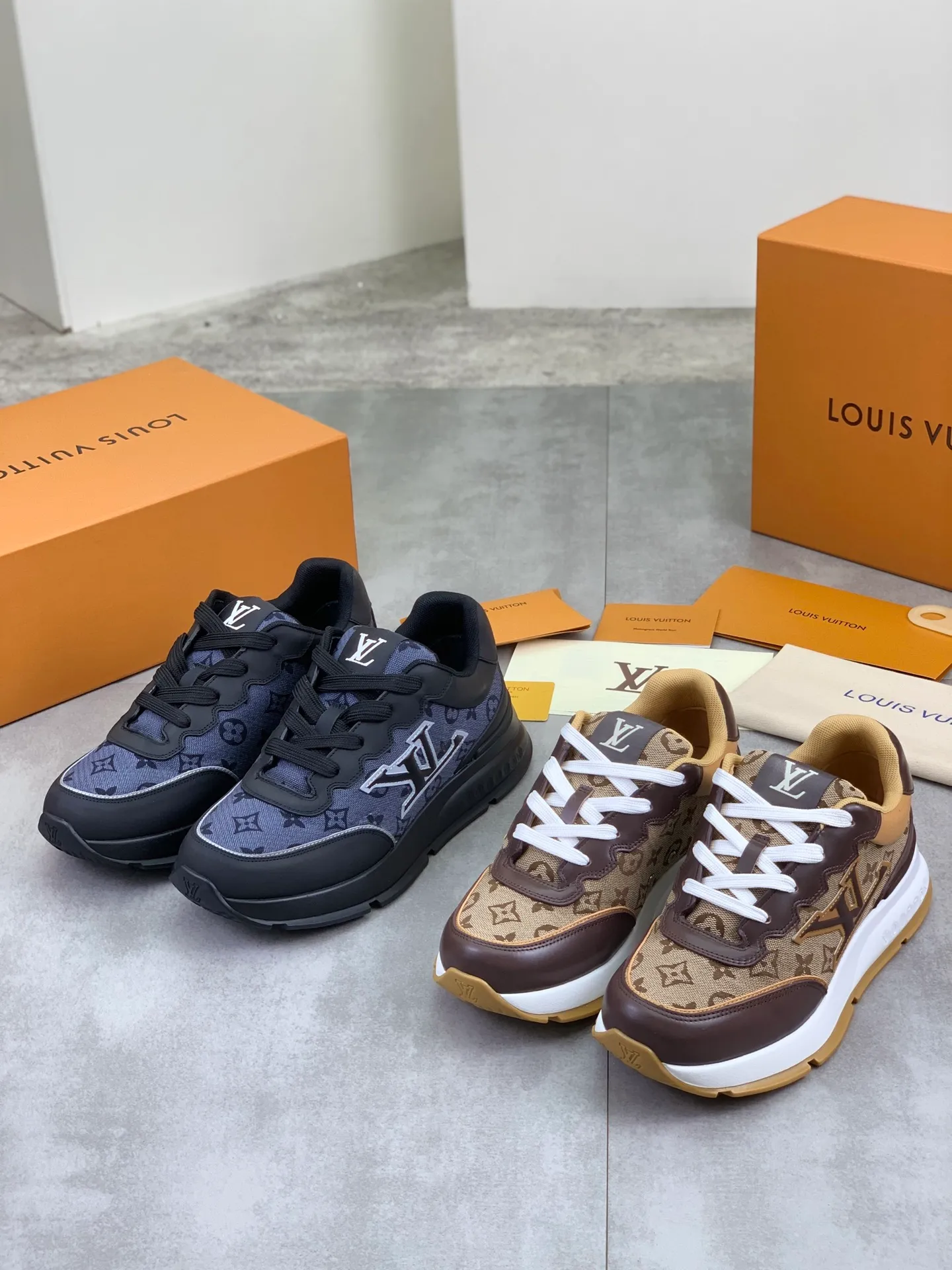 Factory price P700 💶 Top version [LOUIS VUITTON] Couple 🧑‍🤝‍🧑 Craftsman style Counter series (original order) New style 🍀LV Louis Vuitton - top version LV classic high-top trendy shoes! Made of imported original craft calfskin, original breathable lining, and original wear-resistant, lightweight, high-end TPU outsole! High quality products! 3️⃣ colors available, code numbers: female 35-39, male 39-44 (female 40, male 45 46 customized)